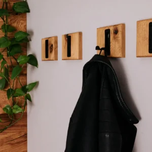 garderobe aus massivholz eiche rustikal mit schwarzen harken im Flur handgefertigt von be.massive