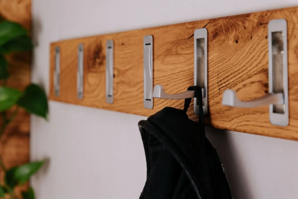 garderobe aus massivholz eiche hochwertig handgefertigt in deutschland individuell konfigurierbar von be.massive