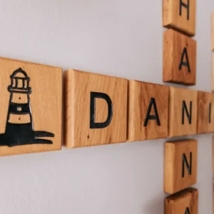 holzbuchstaben-eiche-wanddeko-scrabbledesign-be.massive
