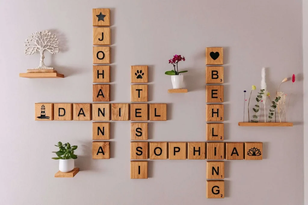 hochwertige wanddeko aus holzbuchstaben handgefertigt aus massivholz eiche als familienbild von be.massive