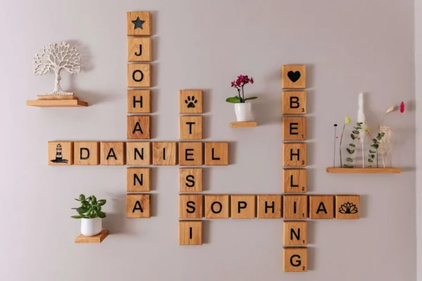 hochwertige wanddeko aus holzbuchstaben handgefertigt aus massivholz eiche als familienbild von be.massive