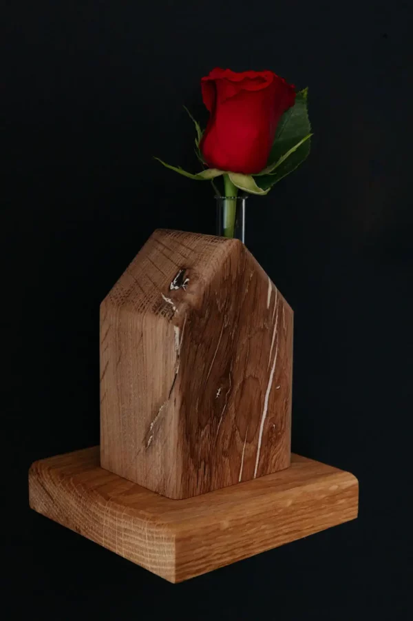 regal aus massivholz eiche von be.massive mit vasenhaus und rose