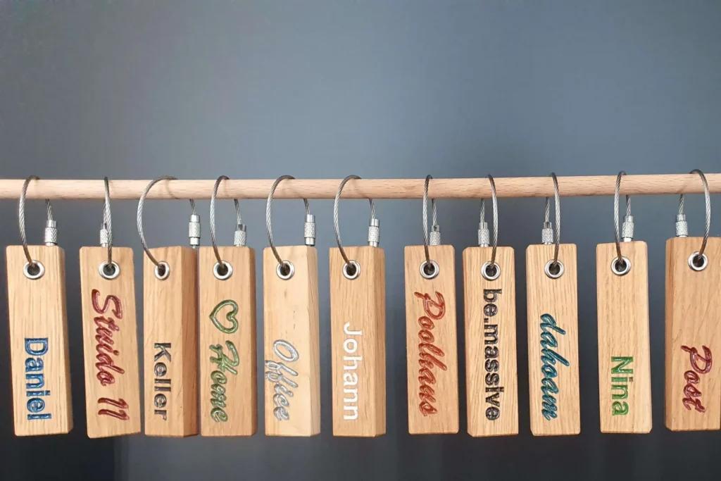 schluesselanhanger personalisierbar durch gravur und farbigen epoxidharz als hochwertiges geschenk von be.massive