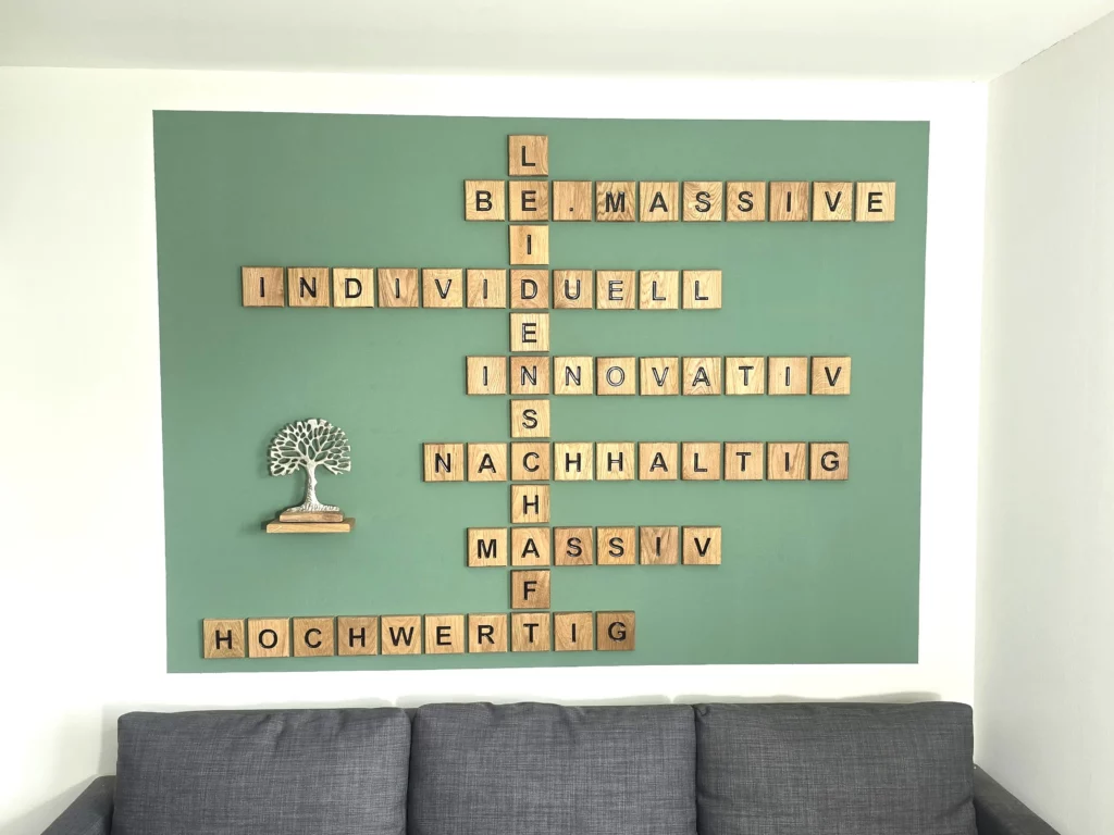Holzbuchstaben als Leitbild im Unternehmen im Büro“