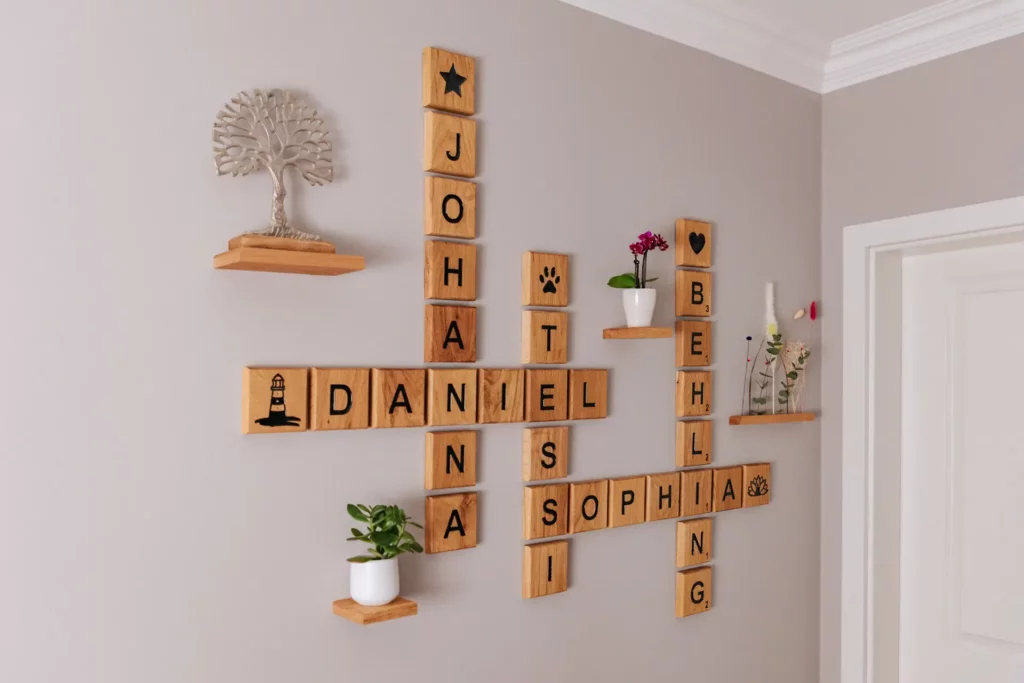 Holzbuchstaben Wanddekoration mit Familiennamen im Wohnzimmer