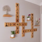 Holzbuchstaben Wanddekoration mit Familiennamen im Wohnzimmer